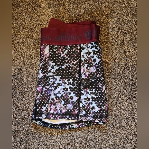Lululemon size 8 shorts - Picture 3 of 4
